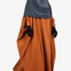 Abaya Saoudienne Miel Intense x Hijab Rectangle Gris Foncé by Oummi Abi Moi