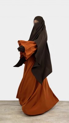 Abaya-Caly-Miel-Intense-x-Maxi-Khimar-Chocolat-x-Gants-Tactiles-Fleurs-Marron-By-Oummi-Abi-Moi-
