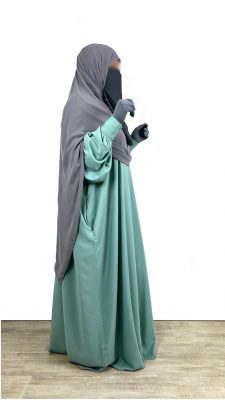 Abaya Manches Bouffantes Bleu Gris Profil x Maxi Hijab XXL Gris Perle x Half Niqab Gris by Oummi Abi Moi