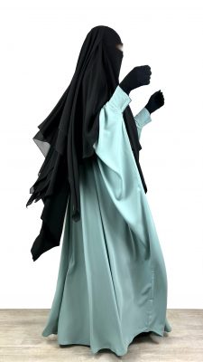 Abaya-Saoudienne-Bleu-Gris-x-Khimar-3-Voiles-Noir-x-Gants-Tactiles-Sans-Fleur-Noir-by-Oummi-Abi-Moi