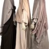 Abaya Saoudienne Chocolat x Maxi Khimar Taupe Nude ET Abaya Bubble Beige x Khimar Malé Beige Nude ET Abaya Manches Bouffantes Taupe Nude x Khimar 3 Voiles Taupe Nude By Oummi Abi Moi