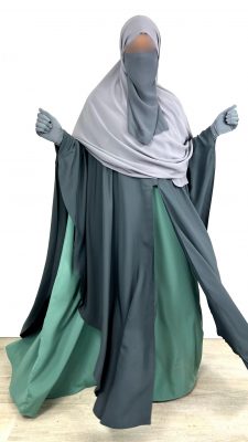 Abaya Saoudienne Vert Opaline x Cape Gris Foncé x Maxi Hijab XXL Gris Perle x Half Niqab Gris by Oummi Abi Moi