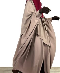 Kimocape Taupe Nude x Abaya Manches Bouffantes Bordeaux x Maxi Khimar Taupe Nude x Niqab 3 Voiles 90cm Casquette Prune x Gants Tactiles Sans Fleurs Marron by Oummi Abi Moi