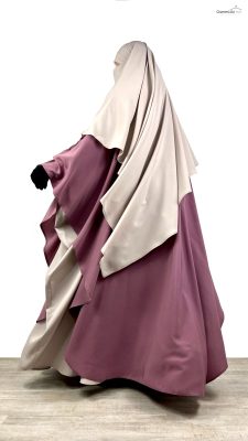Cape Rose Parme x Maxi Khimar Classique Greige x Abaya Saoudienne Greige by Oummi Abi Moi