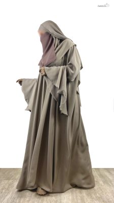 Abaya-Fika-Taupe-Nude-by-Oummi-Abi-Moi-Profil-scaled.jpg
