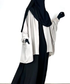 Chemise Anisley Greige x Sous Abaya Noir x Maxi Hijab XXL Noir by Oummi Abi Moi