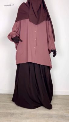 Chemise Anisley Taupe Rosé x Jupe Portefeuille Chocolat x Maxi Hijab XXL Chocolat by Oummi Abi Moi
