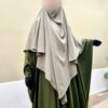 Abaya Saoudienne Caviary Kaki x Maxi Khimar Classique Olive Whool Peach by Oummi Abi Moi Face