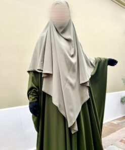 Abaya Saoudienne Caviary Kaki x Maxi Khimar Classique Olive Whool Peach by Oummi Abi Moi Face